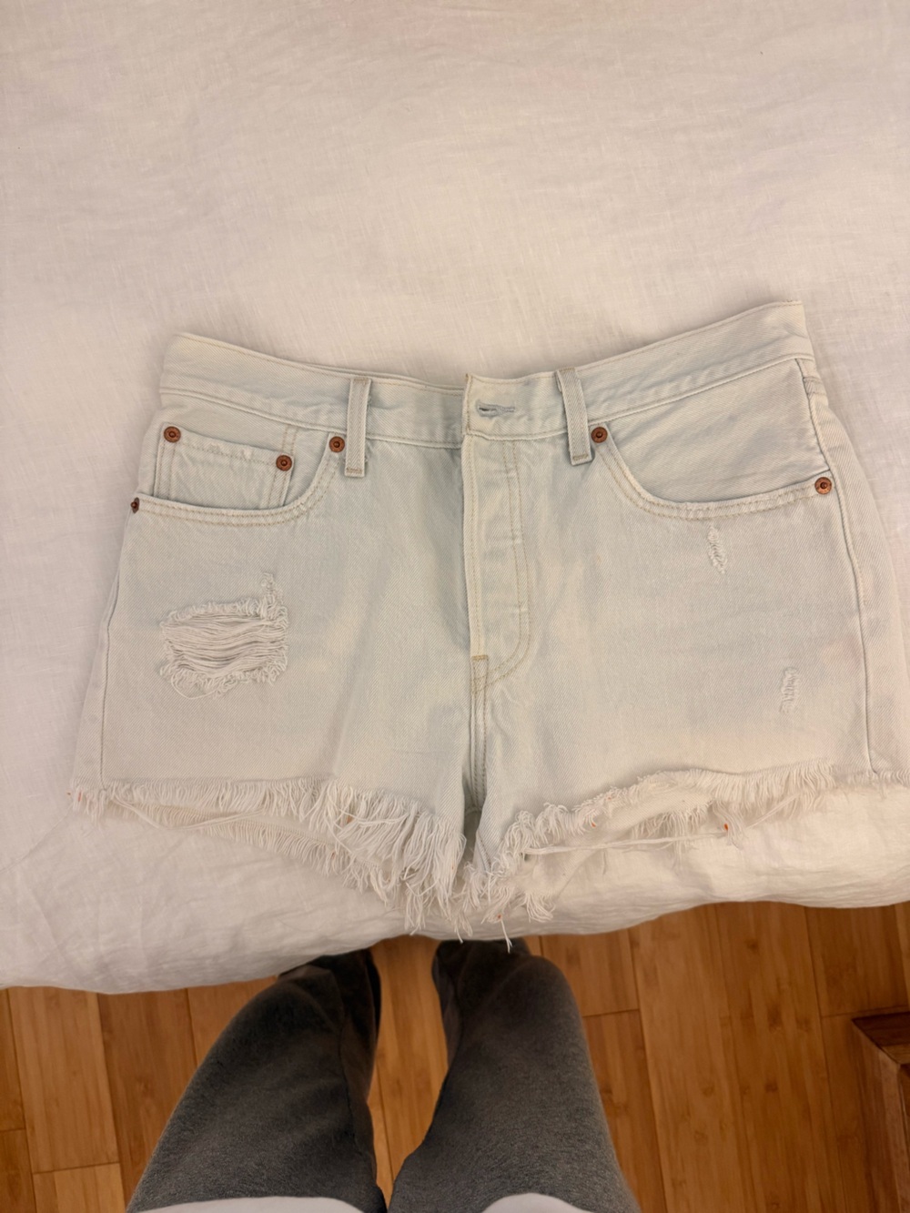 Levi’s Light Wash Distressed Frayed Denim Shorts Size 28